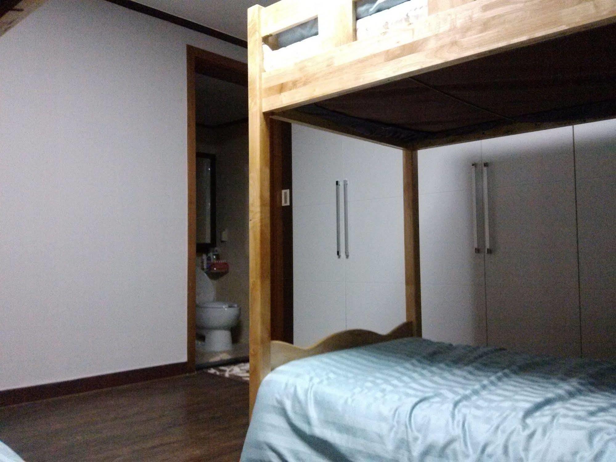 K Star Road Guesthouse - Hostel Seul Esterno foto